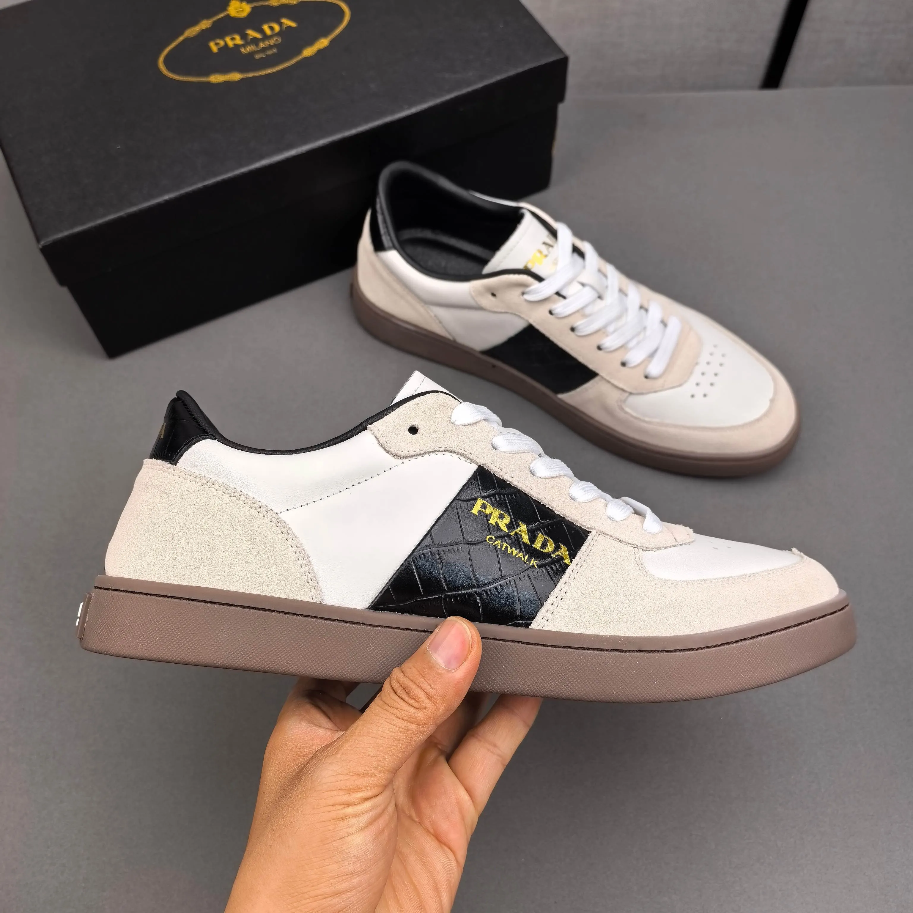 PP420❣️❣️❣️Prada set off the audience! Prada, an international brand that is constantly innovating, this men's casual shoe, the original version, made of cowhide leather at a ratio of one to one at the store, with leather feet and rubber non-slip outsole, breathable and comfortable, quality speaks for itself👄38-44